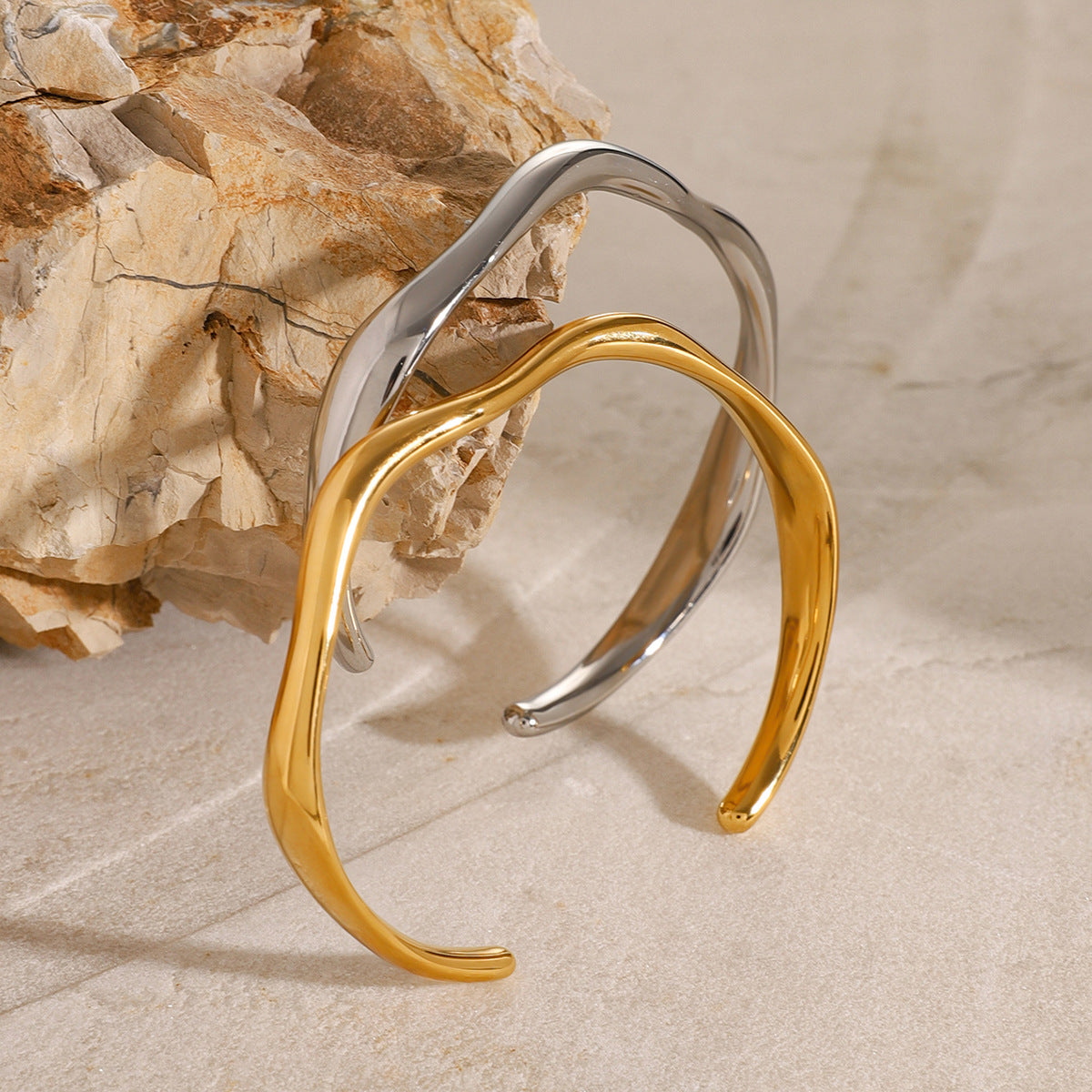 Elisa Wavy Bangle